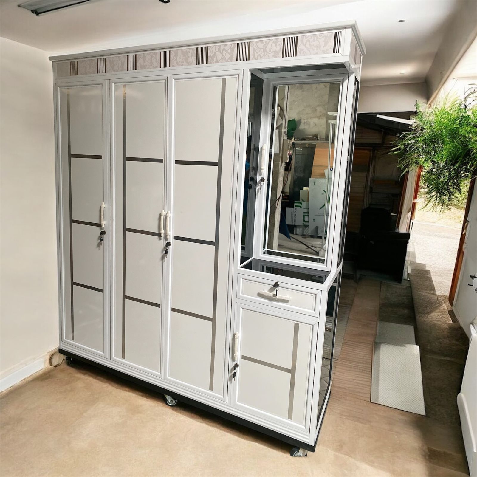 LEMARI BAJU 4 PINTU ATAU LEBIH